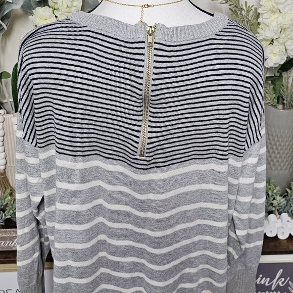 CROWN & IVY | LIGHTWEIGHT COTTON BLEND BACK ZIP OVERSIZED SWEATER - Picture 8 of 13